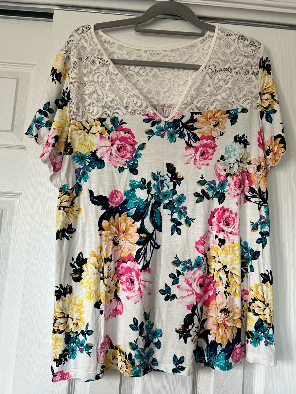 Torrid 1X Floral Lace Yoke V-Neck Top — White with Pink, Yellow & Teal Flowers